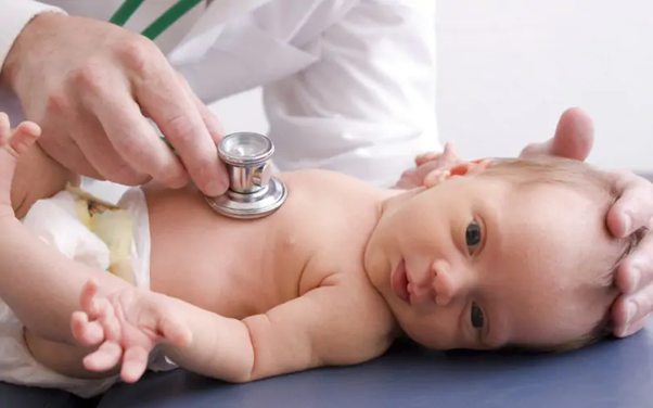 Bác sĩ có thể thực hiện nhiều cách để chẩn đoán bệnh viêm tiểu phế quản ở trẻ